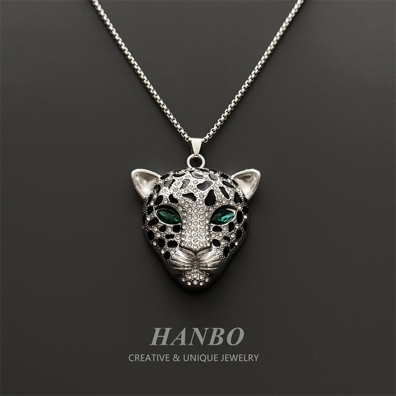 Leopard head necklace: trendy brand light luxury new fashion, niche green diamond pendant design, highlighting hip-hop personality, high-end jewelry is not to be missed!