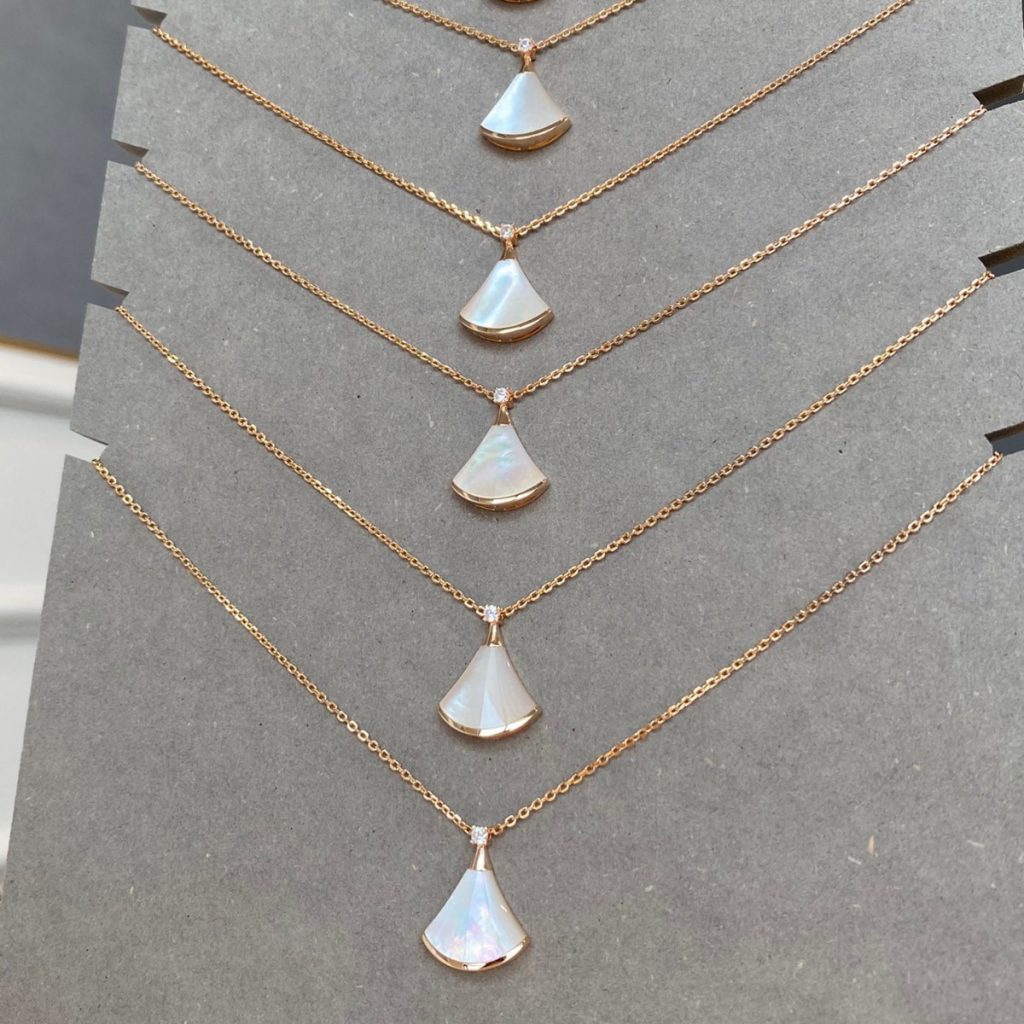 White fritillary skirt necklace, 18K rose gold high carbon diamond embellishment, V gold fan design, chalcedony collarbone chain, elegant bloom your charm moment!
