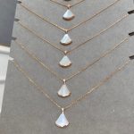 White fritillary skirt necklace, 18K rose gold high carbon diamond embellishment, V gold fan design, chalcedony collarbone chain, elegant bloom your charm moment!
