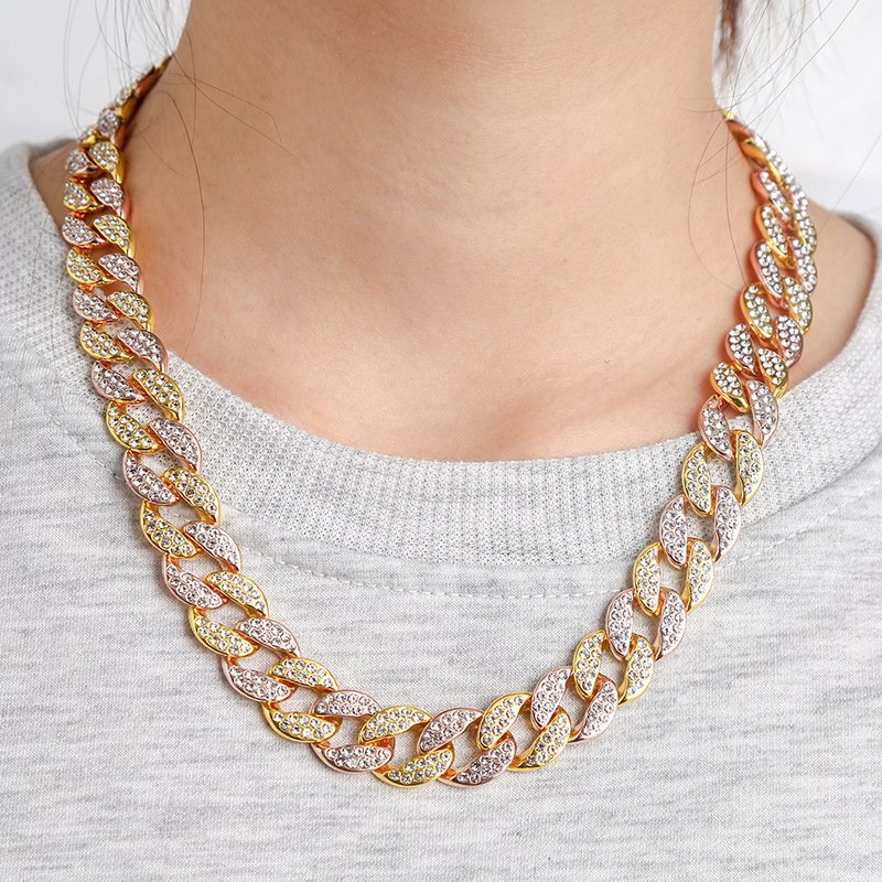 Chain Necklaces: Simplicity and Elegance