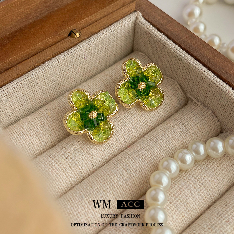 Blooming elegance: green crystal flower earrings, showing vintage retro style, unique fashion charm, perfect embellishment for women’s makeup!