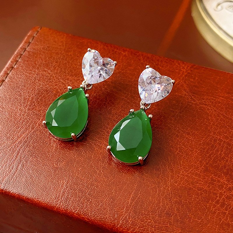 The perfect blend of fashion and retro—love zircon drop earrings, your new vintage favorite!