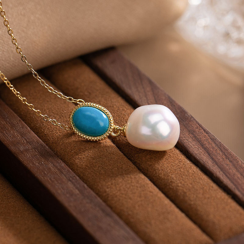 What a beautiful pearl pendant, girls simply can’t resist!